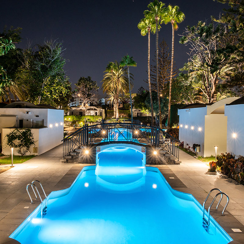 Iluminación de una terraza con apliques de pared
