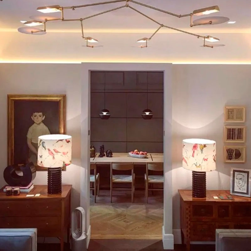 Salón con lámparas colgantes sobre la mesa